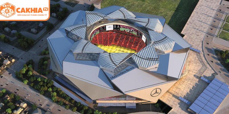 Sân vận động Mercedes-Benz Stadium lung linh trong ánh đèn đêm